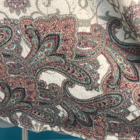 GAZE USA CREAM KNIT TOP WITH FLORAL/PAISLEY PATTERN • FLARED AT BOTTOM • sz M - Picture 4 of 11